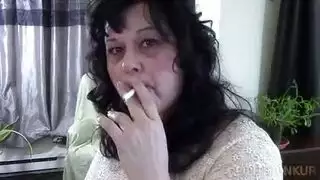 السحاقيات الناضجة القذرة يستمني في حمام السباحة ، واحد تلو الآخر ويستمتعون بها كثيرًا