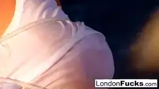 امرأة سمراء سلوتي، كاتيس لندن هي ركوب ديك صخرة صعبة في موقف راعية البقر عكس.