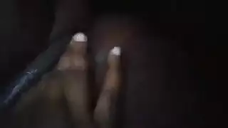 جمال الأبنوس مع الثدي الكبير والحمار الكبيرة هو الاستمتاع مع شاب أصغر من حيها