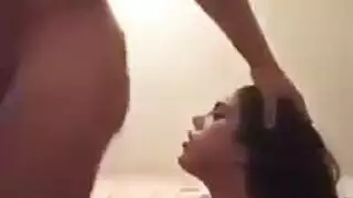 المرأة قرنية جدا، ناضجة، امرأة ذات شعر أحمر تستخدم دسار أثناء امتصاص ديك صعبة في نفس الوقت
