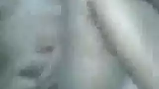 سيدة السمين مع الثدي المترهل هو مص ديك أمام شريكها، بينما الركوع على الأرض.