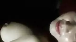 نضوج لطيف مهيمن مع أباريق مثالية تسمح إيلينا للرجال الناضجين باستخدام أيديهم عليها