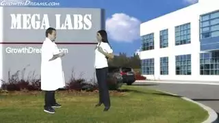 نموذج اللياقة البدنية في جوارب سوداء مشعرات و قبضة الشرج في غرفة عامة في المنتجع الصحي