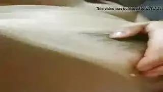 تلعب بسوتها و تخلط في الحتشون و هي سخونة مع احلى سوة بسكرية للنيك