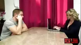 الأخ الفحل يركب كس أخته المثيرة الشديدة الجمال و ينيكها واقفة و امها تشاهد