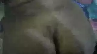 فتاة سمراء حلوة تحفز شقها بهزاز ، في كل مرة تمارس فيها الجنس مع رجلها