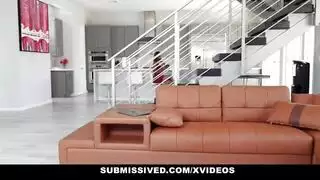 السمراء الممحونة حبيبها يربطها وينيكها في طيزها بزبه السمين لكي يثبت لها رجولته