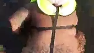 الحمار الكبير، امرأة خشب الأبنوس، مع الوشم هو مص الديكي الصعب الصعب كل يوم.