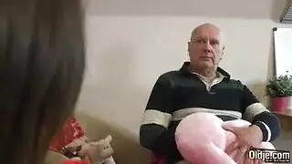 أصلع ، الرجل العضلي هو سخيف اثنين من السيدات السود الساخنة في نفس الوقت.