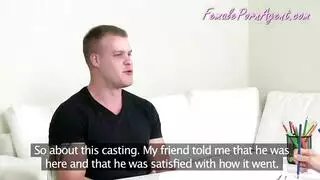 عاد الرجل قرنية إلى المنزل من العمل وفي غرفة النوم ، كان على الأرض