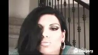 امرأة سمراء مفلس وفتاة قلقة تئن من المتعة ، في غرفة غريبة مع متجرد من الذكور