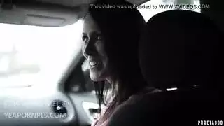 على الرغم من أنها لم تحصل على منحة دراسية ، إلا أن رايلي لو مارست الجنس مع صديقها على الشاطئ