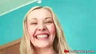 فاتنة شقراء نحيفة ركوب الديك في الجزء الخلفي من شاحنة ، ويئن أثناء كومينغ