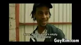 قرنية ، حصل الرجال السود على اللسان من جبهة مورو بيضاء ولم يمانعوا في سخيفها بجد