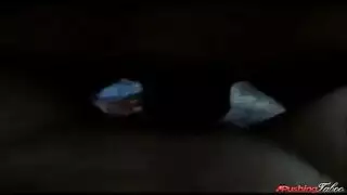 شقراء سيئة تلعب مع حلماتها على الأريكة الحمراء ، بينما هي قرنية للغاية