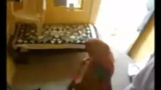 الرجل العجوز يضايق السيدات الشابات اللائي يأتون إلى منزله ليمارس الجنس مع زوجته