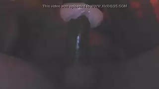 السيدات المشاغب هي سخيف رجل واحد في نفس الوقت، في حين أن زوجته تشاهدهم.