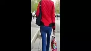 المرأة ذات الشعر الأسود لديها قضيبه الطويل الصعب داخل شقها الرطب ، حتى تقذف