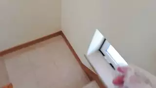 إنها تشاهد الأفلام الإباحية ثم تمارس الجنس بجنون مع هذا الرجل الوسيم والموهوب جنسيًا