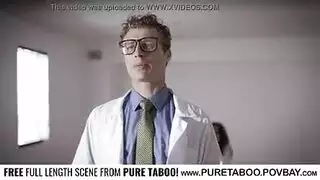 إميلي ويليس يئن بينما يقوم رجلها بحفر بوسها مع صاحب الديك الكبير الكبير