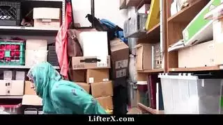 في سن المراهقة العربية في الحجاب مارس الجنس من قبل ضابط الأمن لسرقة التسوق