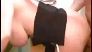 سكرتيرة شقراء مثيرة تركب قضيب زميلها الضخم بعد أن أظهرت بفخر وظيفتها له