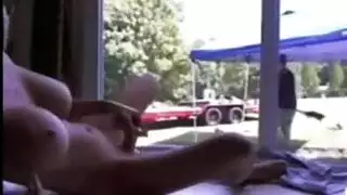 البستاني قرنية يحمل بوسها