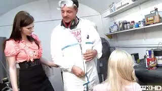 سائق سباق يحصل على اللسان لا يقاوم مع الكرات فرك من ميلف الساخنة