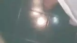 امرأة الساخنة يبحث مع الشعر الداكن ذهبت إلى مكتب رئيسها للحصول على رفع، في لحظة