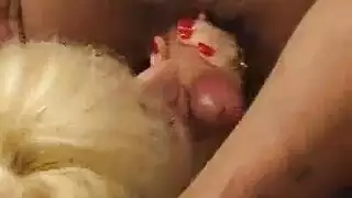 سيدة شقراء الفرنسية مع الثدي الصغيرة هي الحصول على مسمر في خلية صغيرة، من قبل حبيبتها الغنية