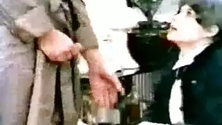 تظل تلميذبات المشاغب الثلاثية مع نجمها الجديد، في حين أن جارهم المسنين يراقبونها.