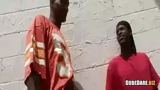 صبيان أسودان على وشك الحصول على مجموعة ثلاثية مع شقراء سمينة وناضجة جاءت للانضمام