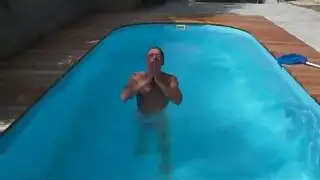 كان محظوظًا جدًا اليوم ، فقد أتيحت له الفرصة لإعطاء سيدة عجوز دشًا ذهبيًا