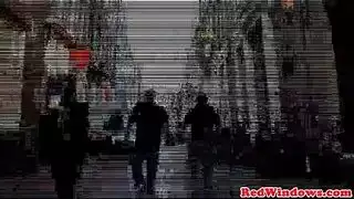 تأخذ عاهرة أمستردام استراحة من يوم عملها المزدحم للغاية وتمارس الجنس مع شخص غريب