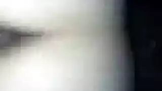 الزوجة السيئة هي سخيف بلطف عشيقها الأصغر سنا بينما زوجها يجلس على الكرسي الذي هم فيه