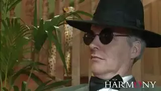 يجب أن تكون الممرضة الكسيس هادئة أثناء اللعب بحلمتيها