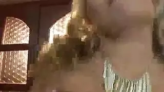 الشقراء الألمانية تمتص الديك الأسود الكبير مثل عاهرة ، حتى ينفجر من المتعة.