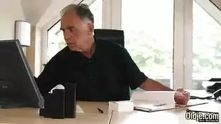 فتاة سلوتي مع كس مشعر يحب الحصول على الديك ضخمة في حفرة الحمار