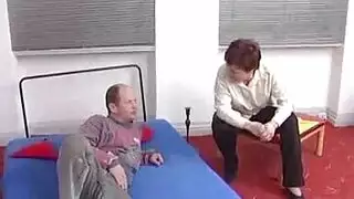 أحمر الشعر المرأة التي كانت في حالة سكر قليلا لم تعد ترتدي حمالات الصدر، لأنها تشعر جيدة جدا