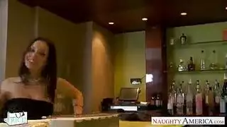 اثنان من المشاغبين بريق مع الحمير اللطيفة يتناوبان على مص الديك على الأريكة.