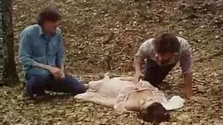 فيلم بورنو كلاسيكي رجلين يعروا فتاة غائبة عن الوعي وينيكوها في كسها المشعر حتى تستيقظ