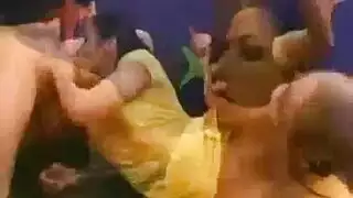 الفرخ الألماني وزملائها السيئين ليس لديهم ممارسة الجنس الجماعي فقط في النوم، وهم يفعلون ذلك أيضا في الزي الرسمي