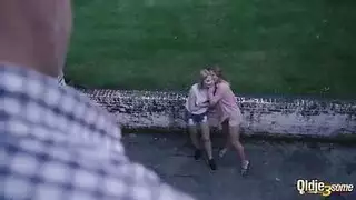 سكس مراهقات مع عواجيز فتاتين مراهقتين يتناكوا من الجد الهائج في عيد ميلاده