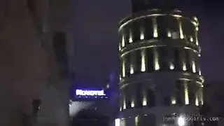 امرأة سمراء في سن المراهقة المشاغب يركب قضيب زميلها في الغرفة ويتم تغطيته في نائب الرئيس الجديد للمتعة فقط