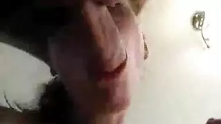 امرأة سمراء الحسية هي وجود مجموعة من ثلاثة أشخاص مع رجل وأفضل صديق له، في منزلها.