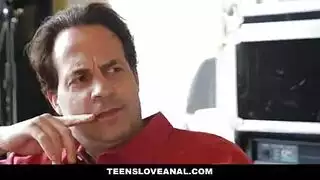 فتاة ناعمة نارية الجمال تتحرش بزوج امها في غياب الأخيرة و تنيكه بشدة