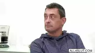 ترانزيستور شقراء، أبيجيل ماك حصلت مارس الجنس في الحمار وكان هزة الجماع في النهاية.