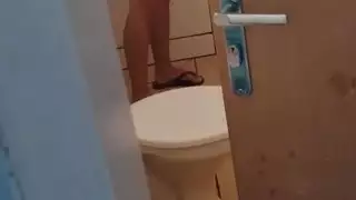 إنها تستفيد استفادة كاملة من هذا الرجل الذي يمارس الجنس معها حتى لا تستطيع ذلك بعد الآن