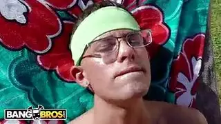 جبهة مورو شقراء يئن بينما يعيق حبيبها كبير الثدي في وقت متأخر من الليل