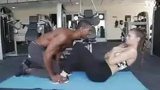 بعد تجريب ذهبت إلى المنزل لامتصاص الديك الصلب لعملائها الصغار، في صالة الألعاب الرياضية.